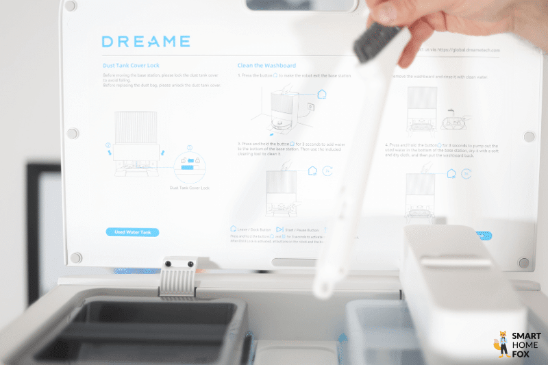 Чистящий инструмент Dreame L20 Ultra в руках.